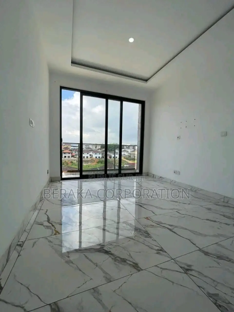 12chbre Blocs d'appartements dans Beraka Corporation, Cocody à Vendre