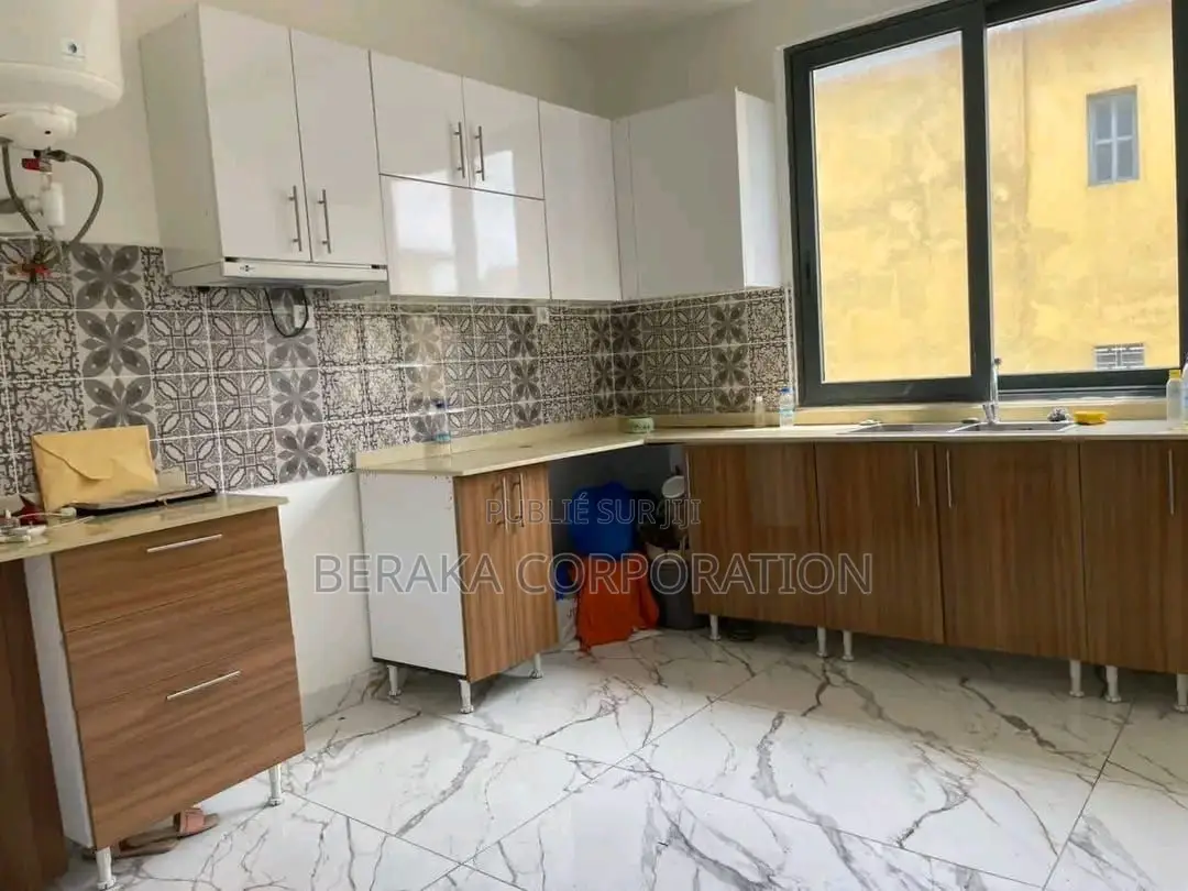 12chbre Blocs d'appartements dans Beraka Corporation, Cocody à Vendre