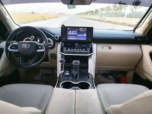 Nouveau Toyota Land Cruiser Prado 2025 Blanc cassé