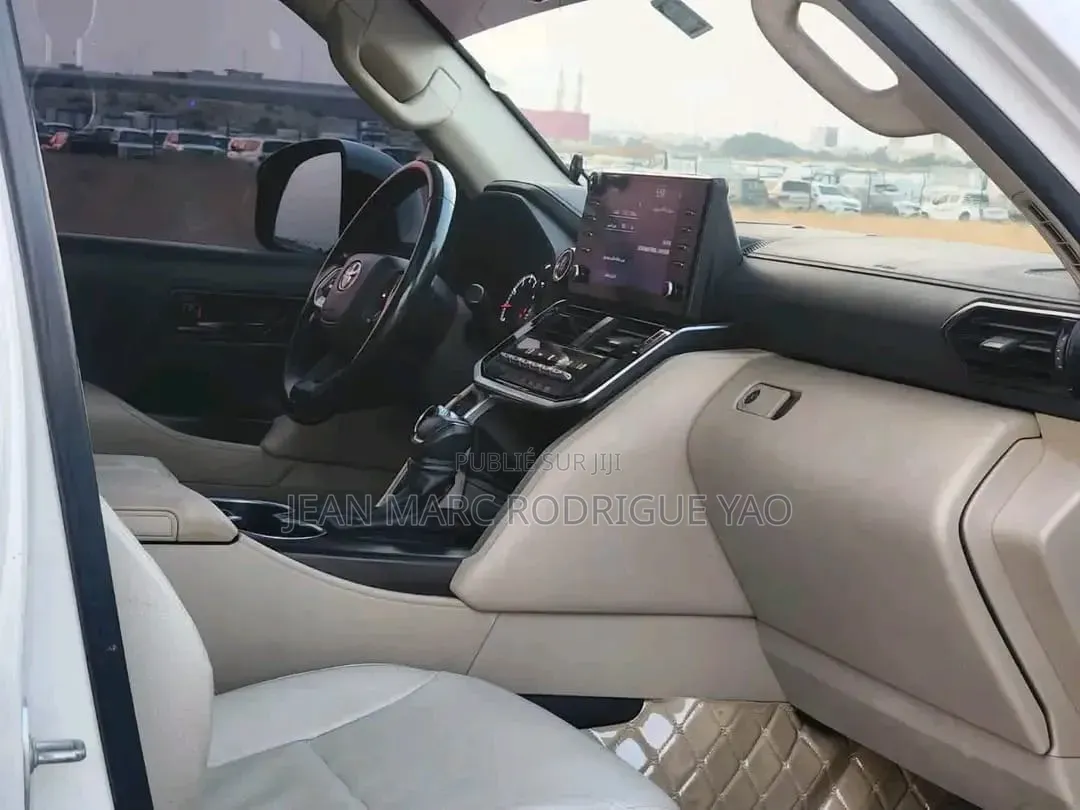 Nouveau Toyota Land Cruiser Prado 2025 Blanc cassé