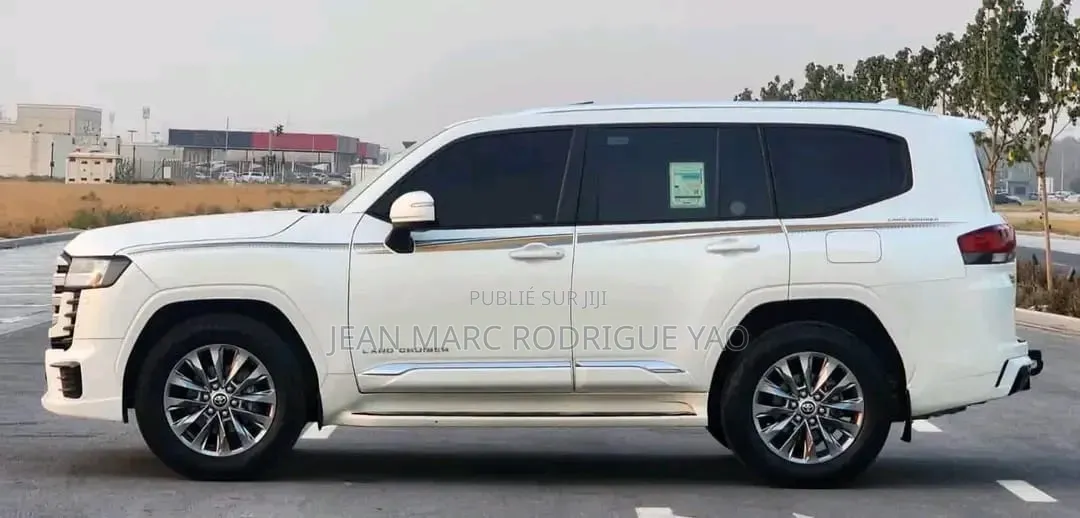 Nouveau Toyota Land Cruiser Prado 2025 Blanc cassé