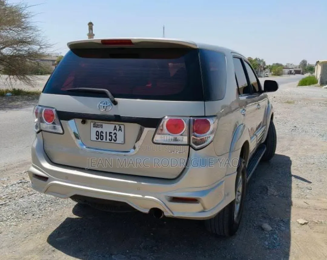 Nouveau Toyota Hilux 2025 Doré