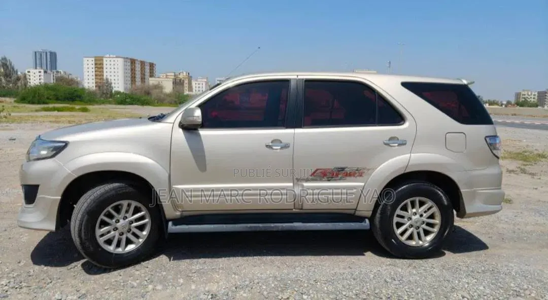 Nouveau Toyota Hilux 2025 Doré