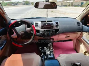 Nouveau Toyota Hilux 2025 Doré