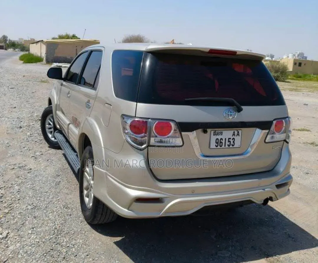 Nouveau Toyota Hilux 2025 Doré