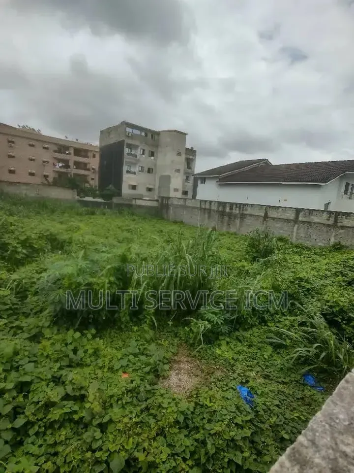 À Vendre Un Beau Terrain Très Bien Clôturé