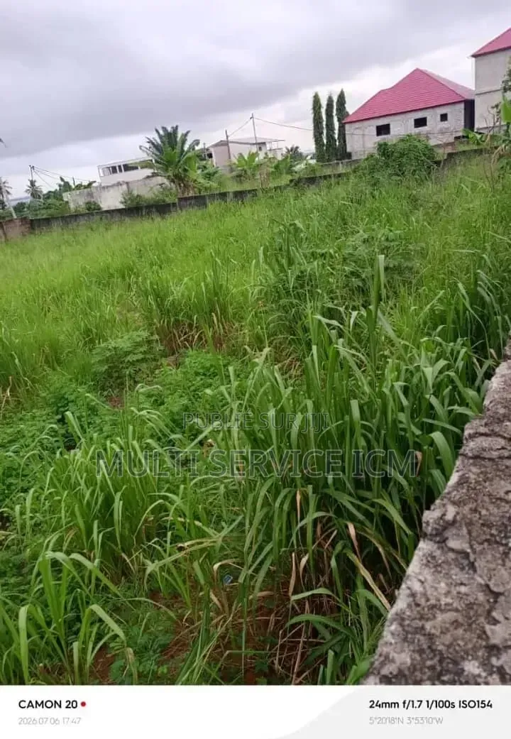 À Vendre Un Beau Terrain Très Bien Clôturé