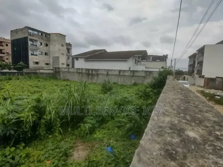 À Vendre Un Beau Terrain Très Bien Clôturé