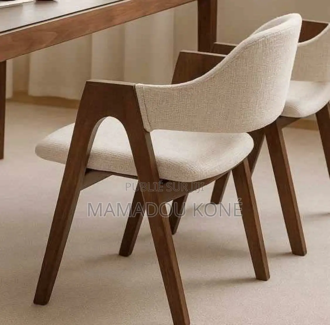 Chaise en Bois Très Bien Solide