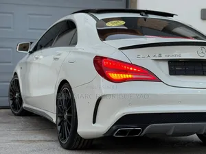 Nouveau Mercedes-Benz C300 2025 Blanc cassé