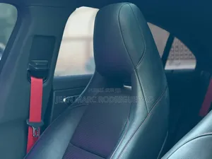 Nouveau Mercedes-Benz C300 2025 Blanc cassé