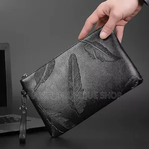 Une Pochette Pour Homme en Cuir (Ou Simili-Cuir) Grainé Noir,