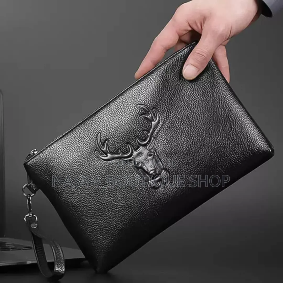 Une Pochette Pour Homme en Cuir (Ou Simili-Cuir) Grainé Noir,