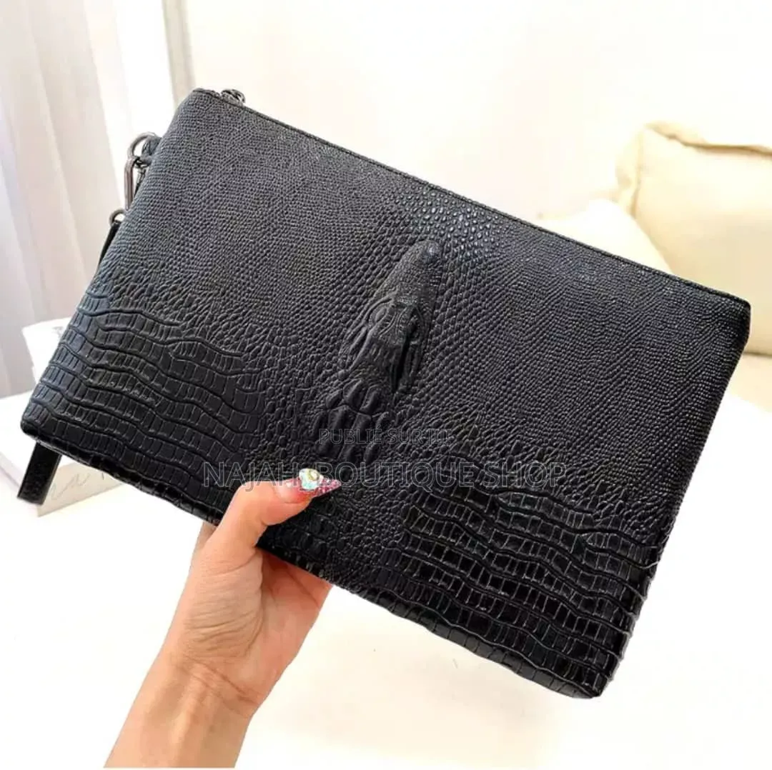 Une Pochette Pour Homme en Cuir (Ou Simili-Cuir) Grainé Noir,