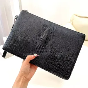 Une Pochette Pour Homme en Cuir (Ou Simili-Cuir) Grainé Noir,