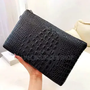 Une Pochette Pour Homme en Cuir (Ou Simili-Cuir) Grainé Noir,