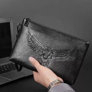 Une Pochette Pour Homme en Cuir (Ou Simili-Cuir) Grainé Noir,