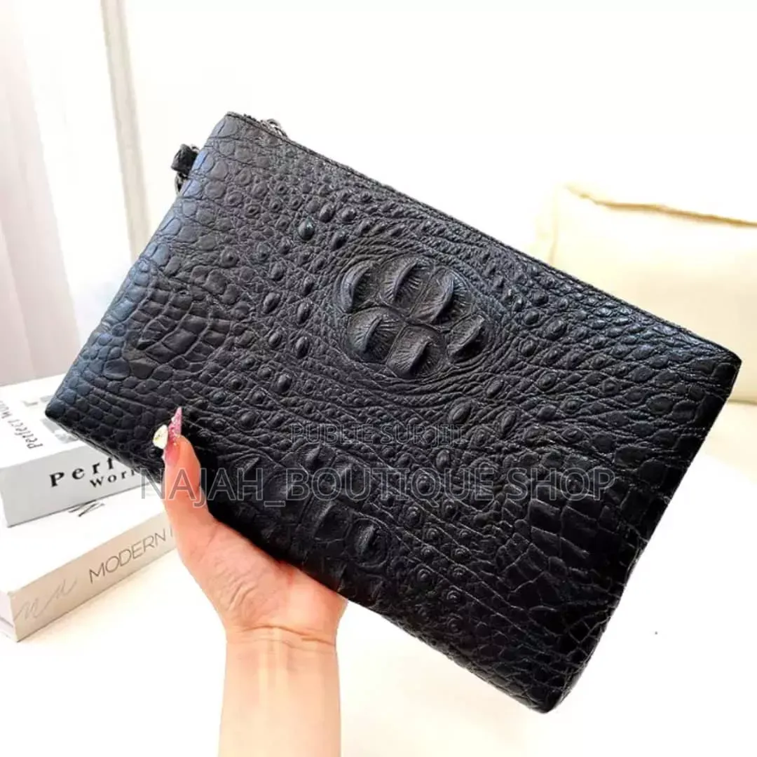 Une Pochette Pour Homme en Cuir (Ou Simili-Cuir) Grainé Noir,