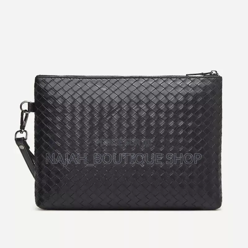 Une Pochette Pour Homme en Cuir (Ou Simili-Cuir) Grainé Noir,