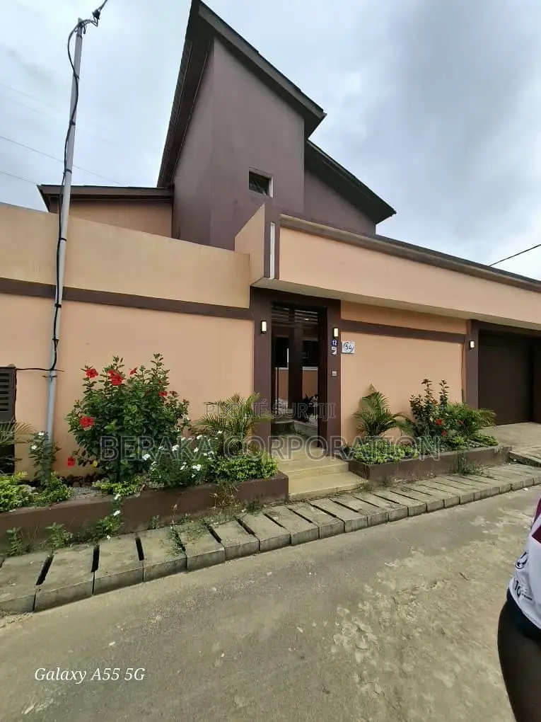 5chbre Duplex dans Beraka Corporation, Cocody à Louer