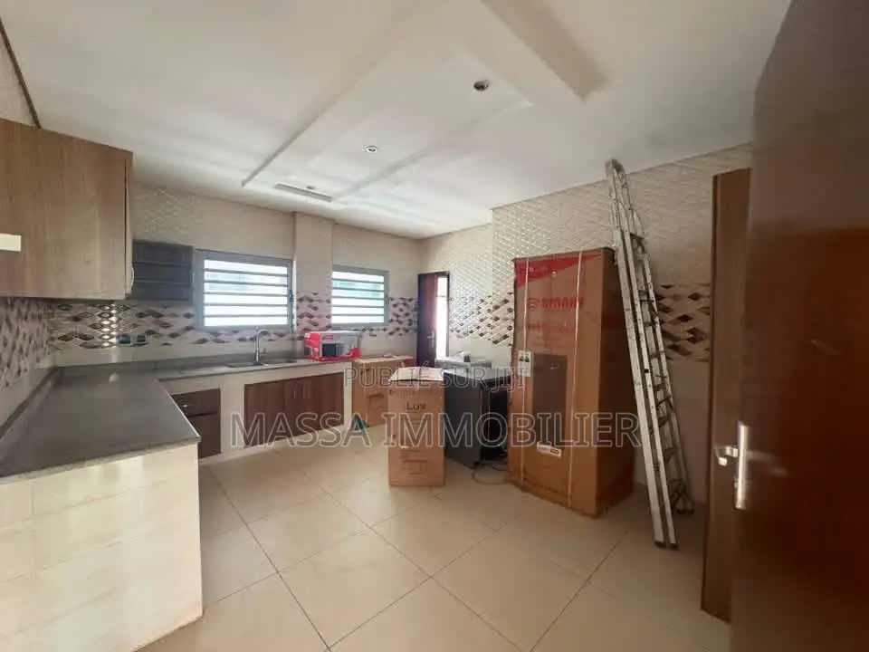 4chbre Appartement dans Massa Immobilier, Cocody à Louer