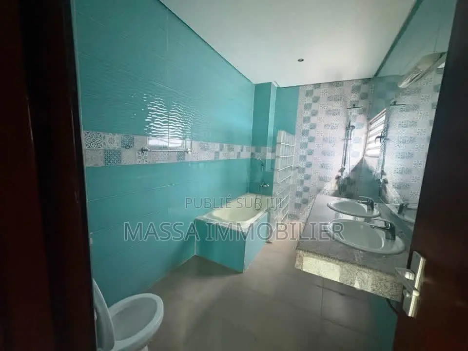 4chbre Appartement dans Massa Immobilier, Cocody à Louer