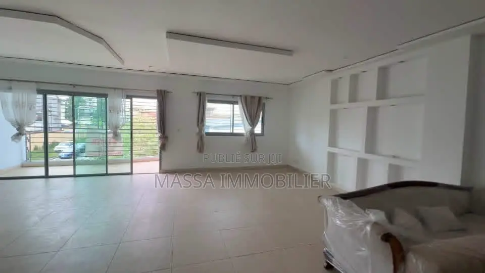 4chbre Appartement dans Massa Immobilier, Cocody à Louer
