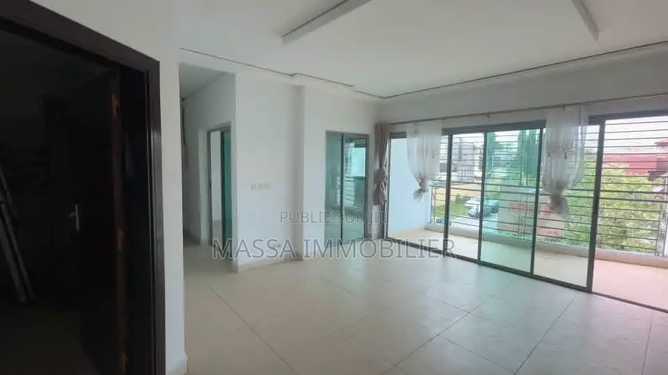 4chbre Appartement dans Massa Immobilier, Cocody à Louer
