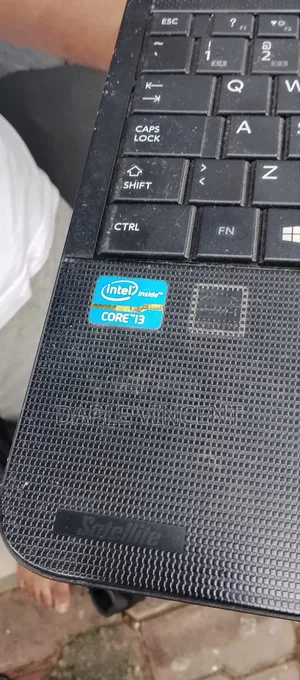 Ordinateur portable Toshiba Satellite C855 4GB Intel Core i3 HDD 320GB