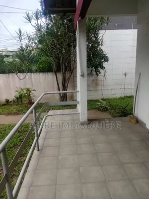 2chbre Villa dans La Terre Immobilière, Treichville à Louer