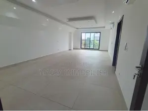 3chbre Appartement dans Massa Immobilier, Cocody à Louer