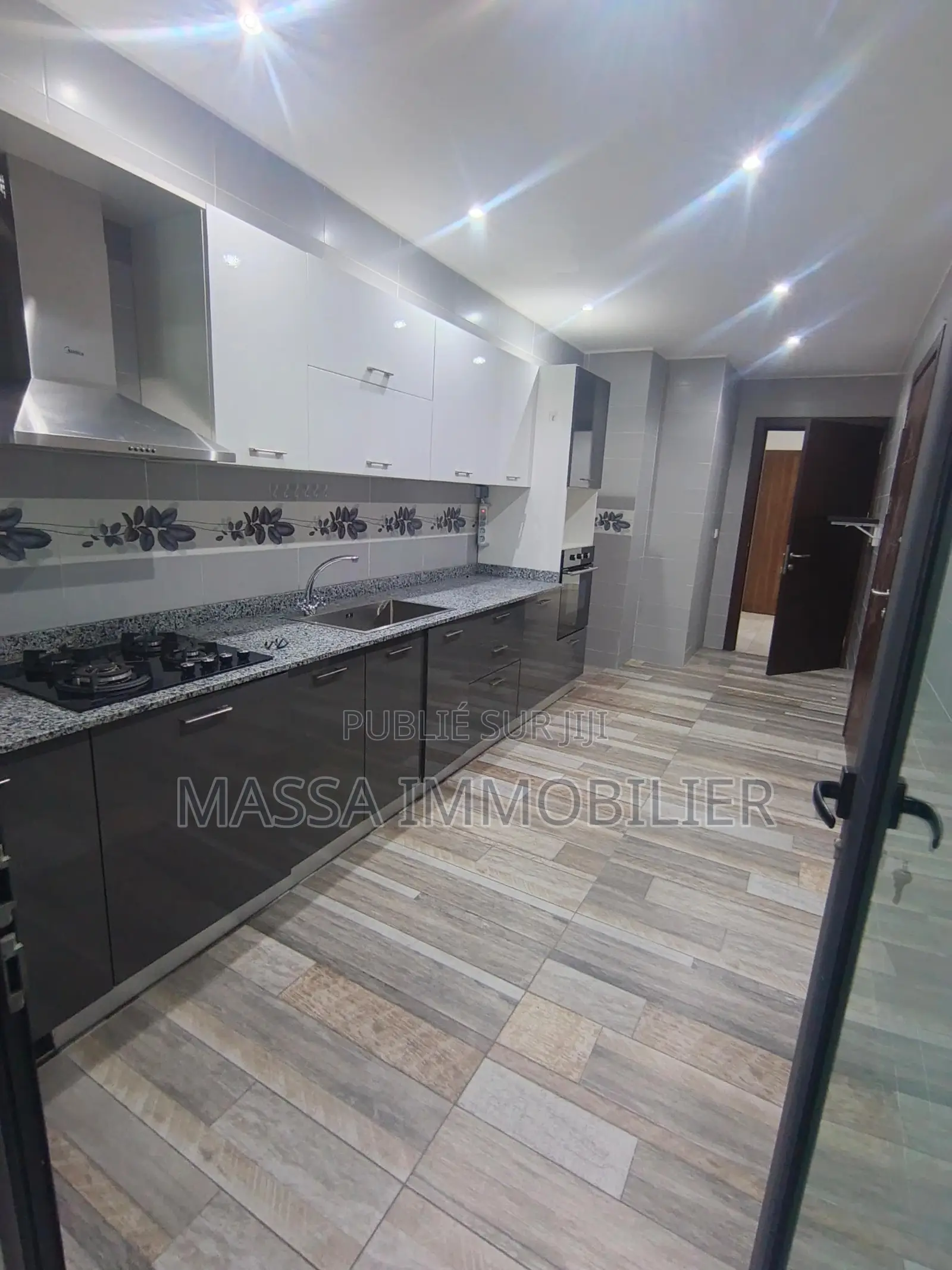 3chbre Appartement dans Massa Immobilier, Cocody à Louer
