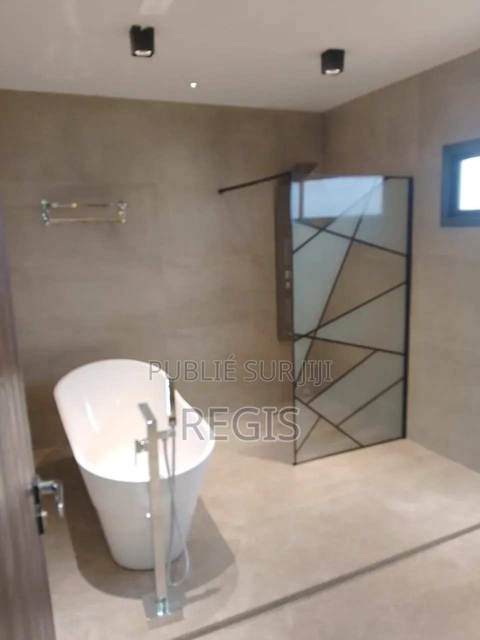 5chbre Villa dans Duplex, Cocody à Vendre