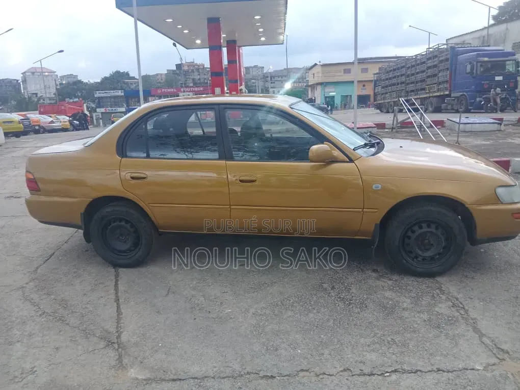 Toyota Corolla 2002 Jaune