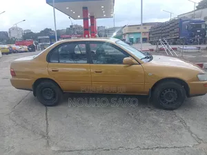 Toyota Corolla 2002 Jaune