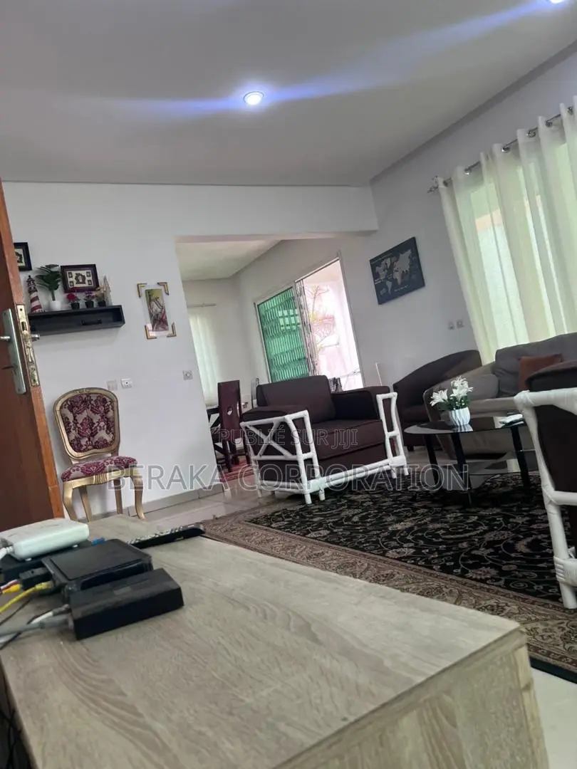 Meublé 4chbre Duplex dans Beraka Corporation, Cocody à Louer
