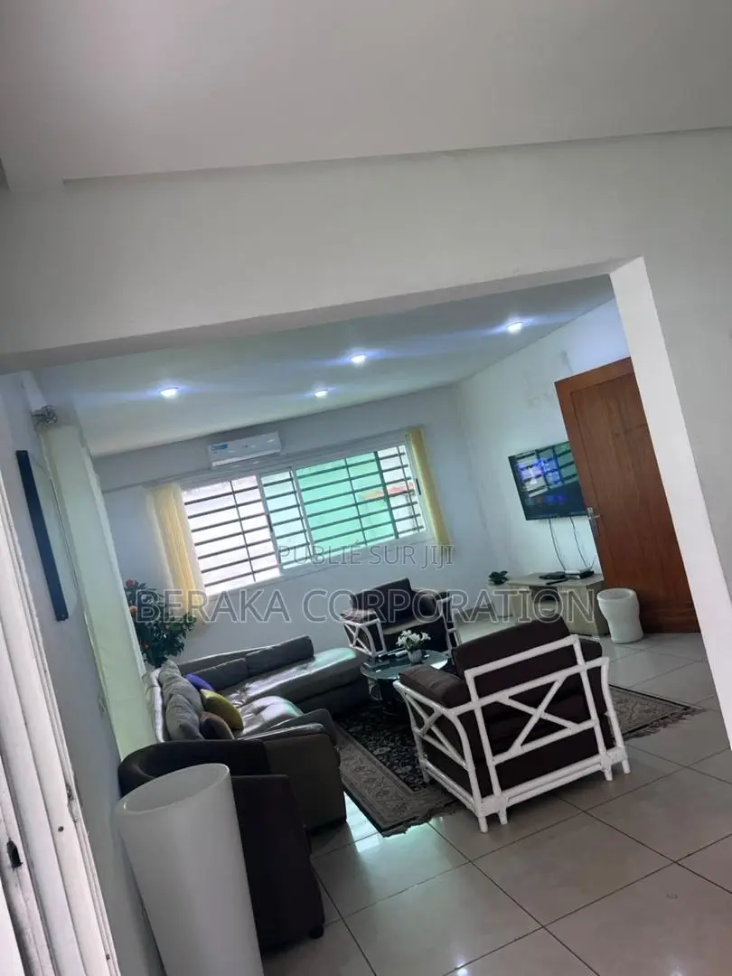 Meublé 4chbre Duplex dans Beraka Corporation, Cocody à Louer
