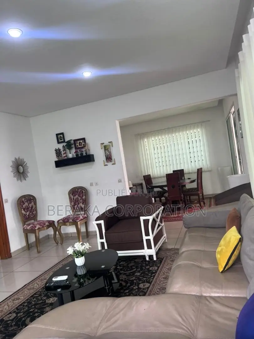 Meublé 4chbre Duplex dans Beraka Corporation, Cocody à Louer
