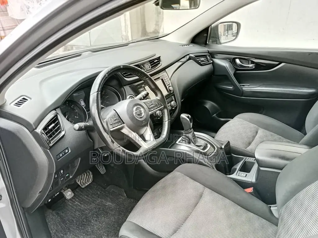 Nissan 100 2011 Gris