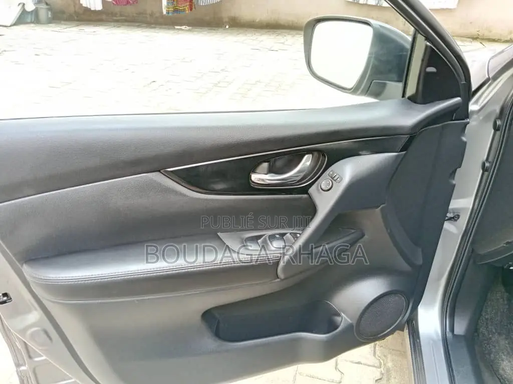 Nissan 100 2011 Gris