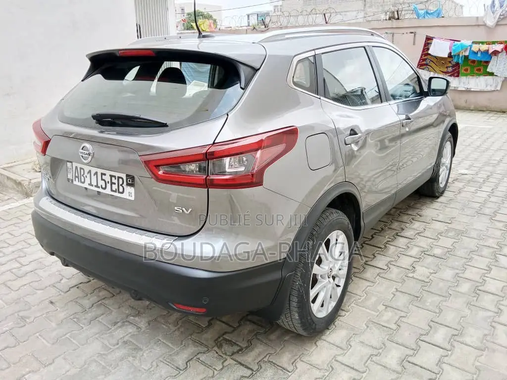Nissan 100 2011 Gris