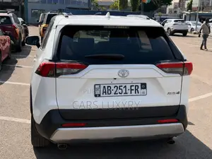Toyota RAV4 XLE Premium 2021 Blanc