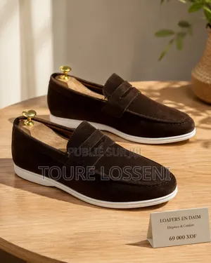 Vente De Chaussures Et Vêtements