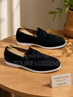 Vente De Chaussures Et Vêtements