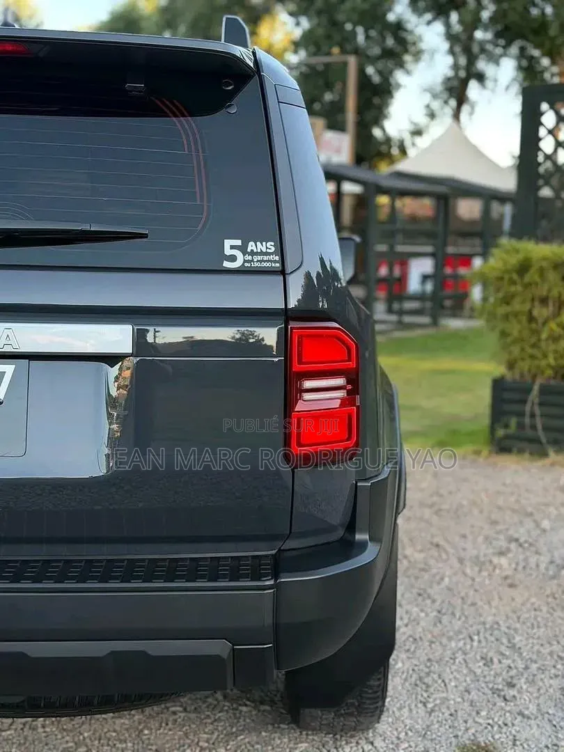 Nouveau Toyota Land Cruiser 76 Series 2023 Doré