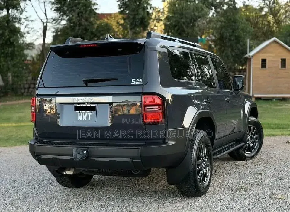 Nouveau Toyota Land Cruiser 76 Series 2023 Doré