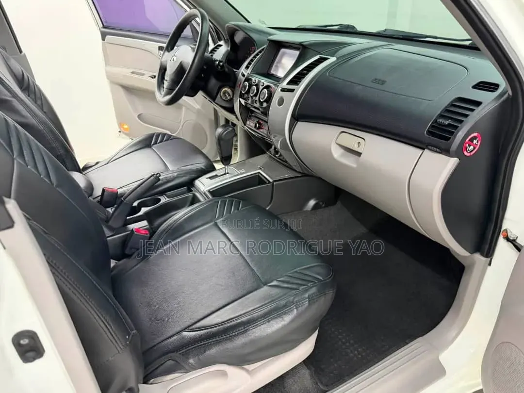 Mitsubishi Montero 2023 Blanc cassé