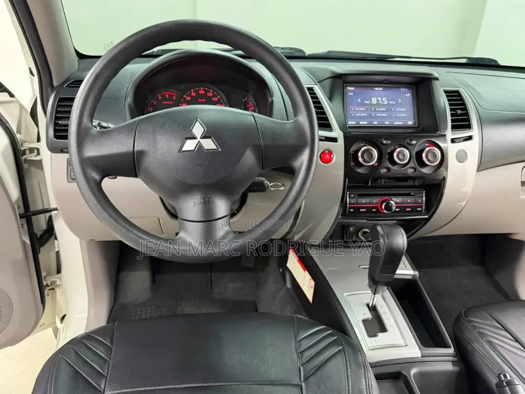 Mitsubishi Montero 2023 Blanc cassé