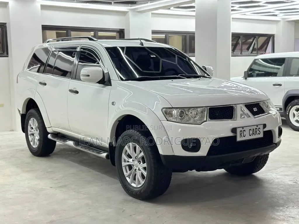 Mitsubishi Montero 2023 Blanc cassé