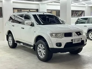 Mitsubishi Montero 2023 Blanc cassé